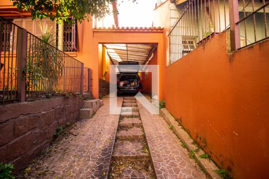 Garagem de casa à venda com 3 quartos, 220m² em Teresópolis, Porto Alegre