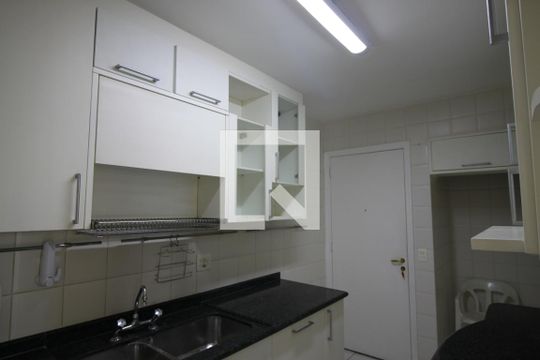 Cozinha de apartamento para alugar com 2 quartos, 95m² em Vila Sofia, São Paulo