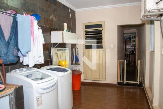 Área de Serviço de casa à venda com 3 quartos, 220m² em Bairro da Glória, Contagem