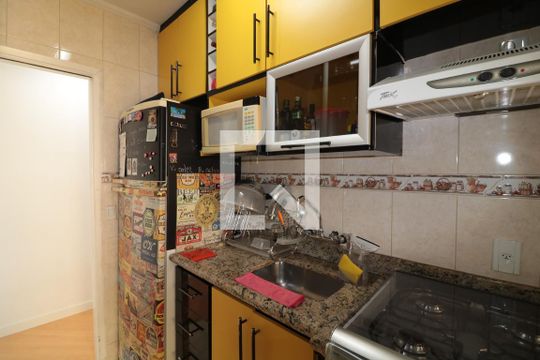 Cozinha e Área de Serviço de apartamento à venda com 2 quartos, 50m² em Vila Bertioga, São Paulo