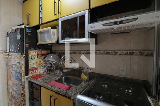 Cozinha e Área de Serviço de apartamento à venda com 2 quartos, 50m² em Vila Bertioga, São Paulo