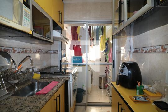 Cozinha e Área de Serviço de apartamento à venda com 2 quartos, 50m² em Vila Bertioga, São Paulo