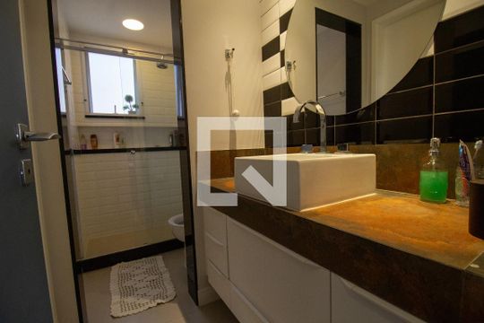 Banheiro Suíte 1 e 2 de casa de condomínio à venda com 5 quartos, 220m² em Recreio dos Bandeirantes, Rio de Janeiro