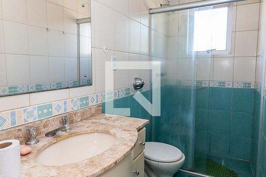 Banheiro de apartamento à venda com 1 quarto, 48m² em São João, Porto Alegre