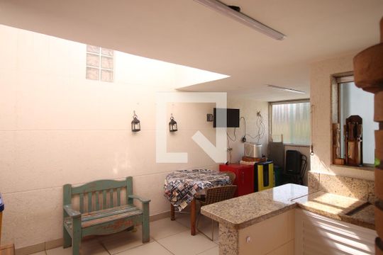 Área Externa de casa para alugar com 3 quartos, 183m² em Conjunto Residencial Santa Terezinha, São Paulo