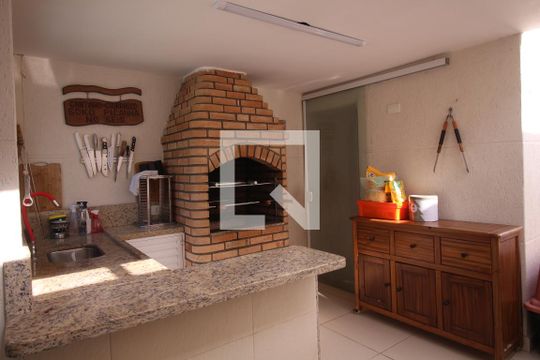 Área Externa de casa para alugar com 3 quartos, 183m² em Conjunto Residencial Santa Terezinha, São Paulo