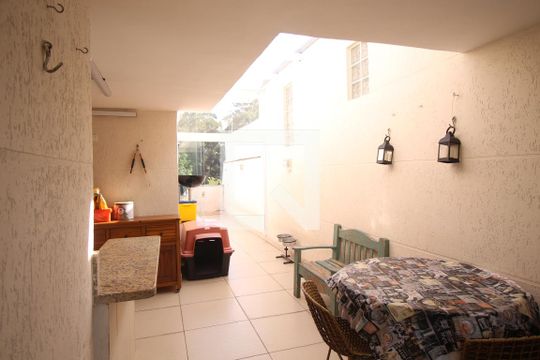 Área Externa de casa para alugar com 3 quartos, 183m² em Conjunto Residencial Santa Terezinha, São Paulo
