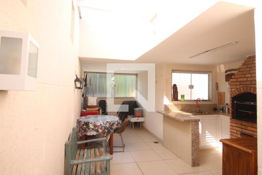 Área Externa de casa para alugar com 3 quartos, 183m² em Conjunto Residencial Santa Terezinha, São Paulo