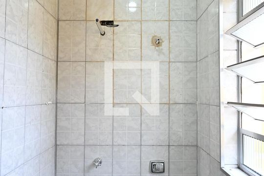 Banheiro da Casa 2 de casa para alugar com 4 quartos, 50m² em Jardim Maria Virginia, São Paulo