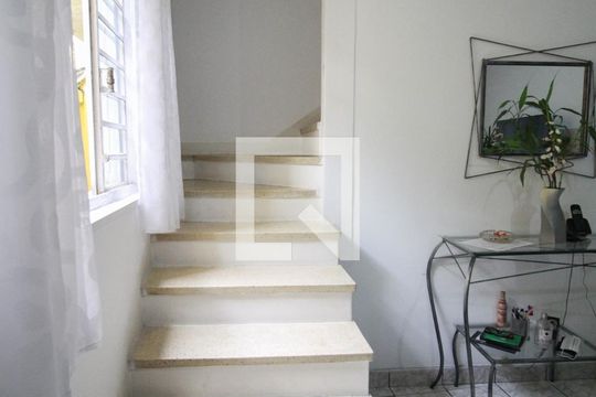 escada sala acesso dormitorios de casa à venda com 2 quartos, 100m² em Santana, São Paulo