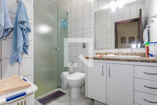 Banheiro de casa para alugar com 3 quartos, 400m² em Vila Mogilar, Mogi das Cruzes