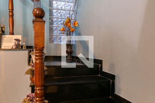 Escadas de casa à venda com 3 quartos, 280m² em Jardim Peri, São Paulo