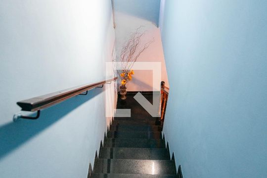 Escadas de casa à venda com 3 quartos, 280m² em Jardim Peri, São Paulo