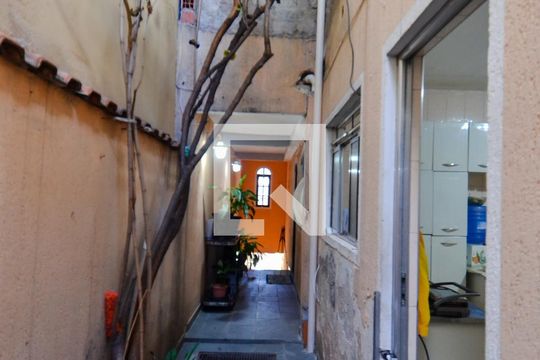 Corredor Lateral de casa para alugar com 2 quartos, 160m² em Jardim Moreira, Guarulhos
