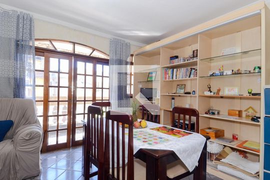 Sala de casa para alugar com 2 quartos, 160m² em Jardim Moreira, Guarulhos