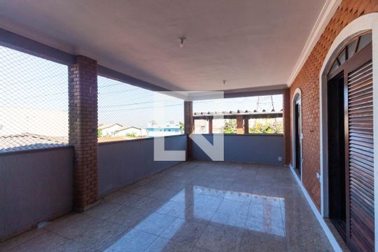 Varanda de casa à venda com 5 quartos, 300m² em Jardim Eliane, São Paulo