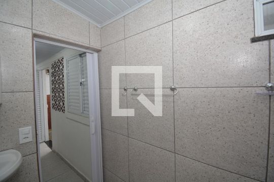 Banheiro de kitnet/studio para alugar com 1 quarto, 50m² em Inhauma, Rio de Janeiro