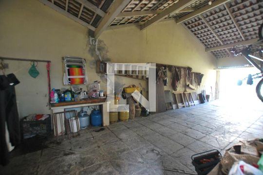 Garagem de casa à venda com 5 quartos, 222m² em Teresópolis, Porto Alegre