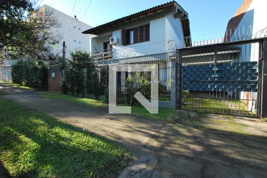 Fachada de casa à venda com 5 quartos, 222m² em Teresópolis, Porto Alegre