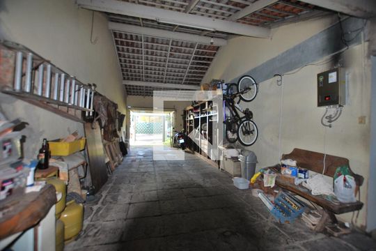 Garagem de casa à venda com 5 quartos, 222m² em Teresópolis, Porto Alegre