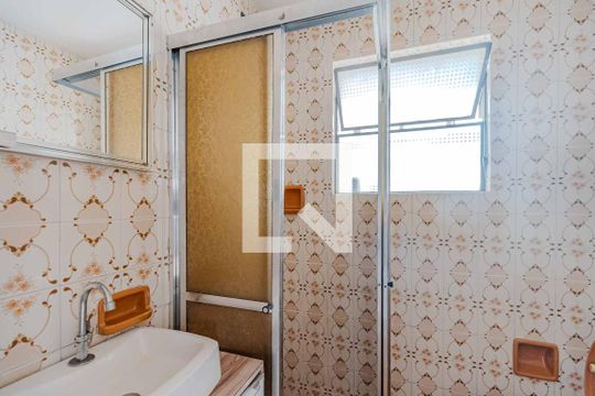 Banheiro de apartamento para alugar com 3 quartos, 76m² em Cristal, Porto Alegre