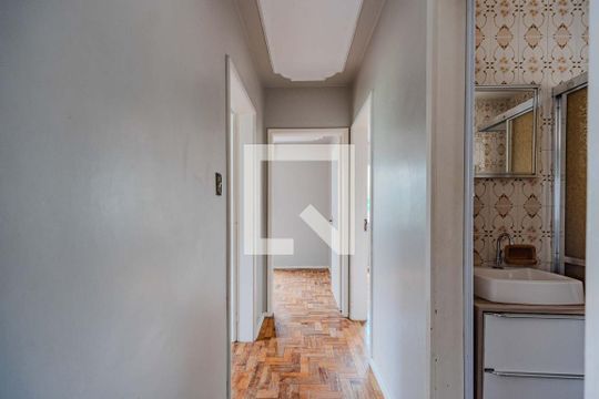 Corredor de apartamento para alugar com 3 quartos, 76m² em Cristal, Porto Alegre