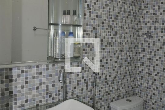 Banheiro de apartamento à venda com 3 quartos, 60m² em Praia da Bandeira, Rio de Janeiro