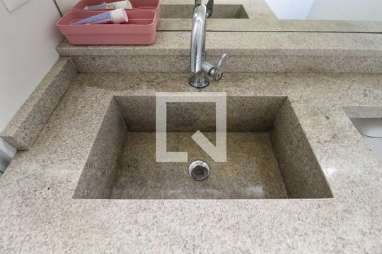 Banheiro de casa de condomínio à venda com 2 quartos, 110m² em Vila Alpina, São Paulo