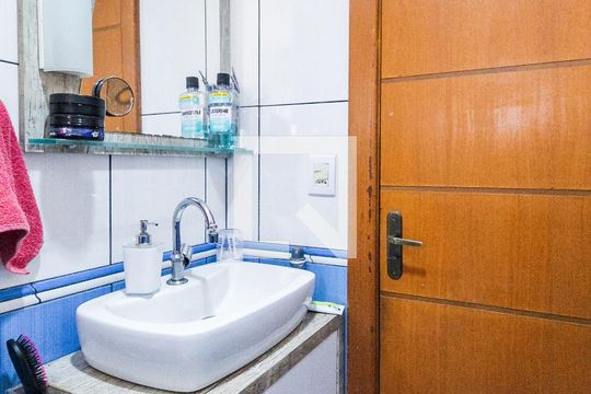 Banheiro de apartamento à venda com 2 quartos, 60m² em Jardim Itu, Porto Alegre