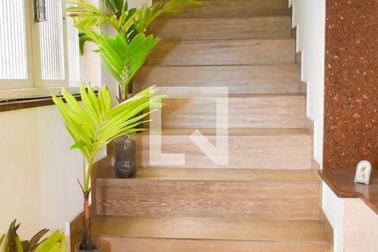 Escada de casa para alugar com 4 quartos, 230m² em Vila Mazzei, São Paulo