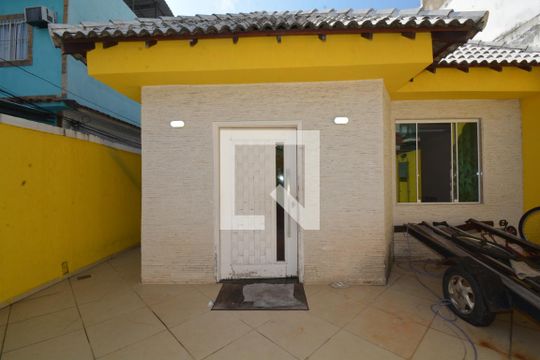 Fachada de casa à venda com 3 quartos, 448m² em Penha Circular, Rio de Janeiro