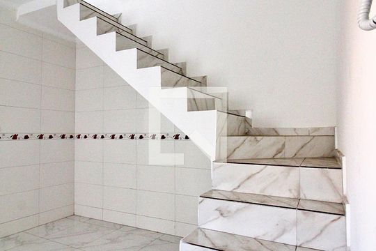 Escada de apartamento para alugar com 2 quartos, 120m² em Jardim Utinga, Santo André