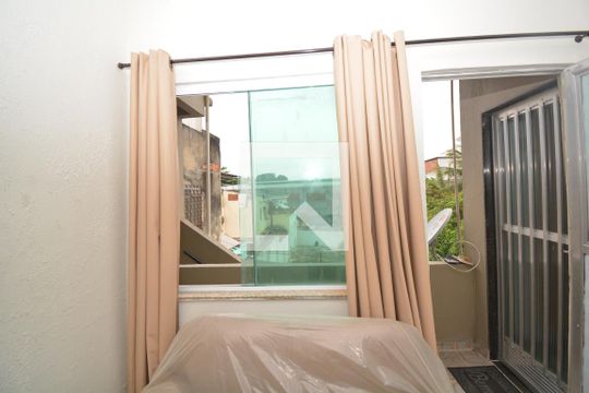 Sala de casa para alugar com 1 quarto, 50m² em Vaz Lobo, Rio de Janeiro