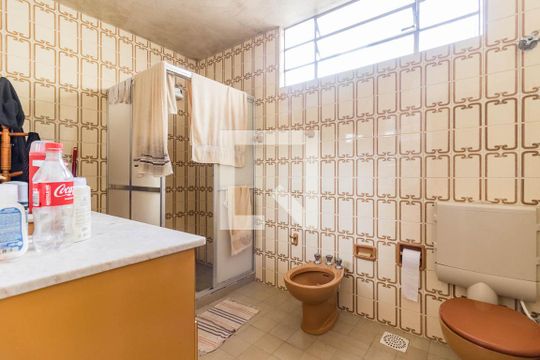 Banheiro da Suíte de casa à venda com 4 quartos, 500m² em Medianeira, Porto Alegre