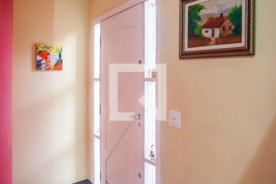 Entrada de casa para alugar com 3 quartos, 205m² em Parque Marabá, Taboão da Serra