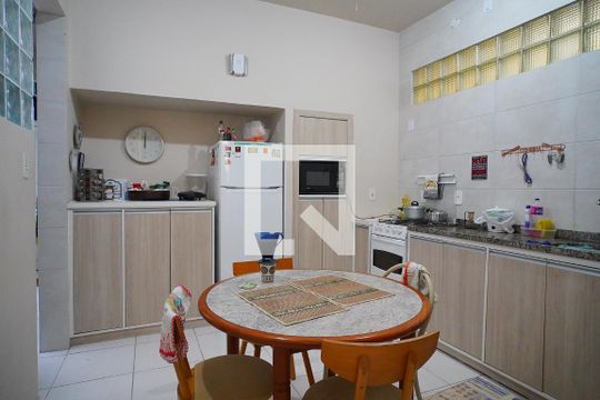 Cozinha de apartamento à venda com 4 quartos, 147m² em Floresta, Porto Alegre