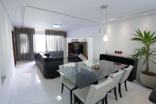 Sala de casa à venda com 3 quartos, 200m² em Jardim Triana, São Paulo