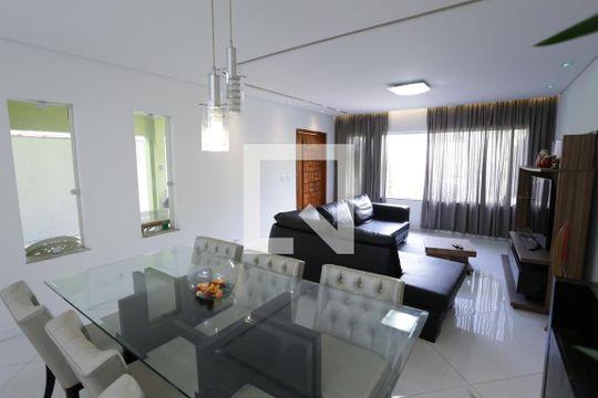 Sala de casa à venda com 3 quartos, 200m² em Jardim Triana, São Paulo