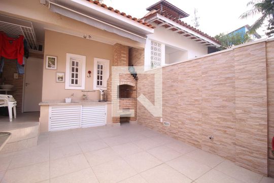 Área Externa de casa para alugar com 3 quartos, 200m² em Jardim São Paulo, São Paulo