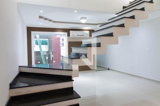 Escadas de casa para alugar com 3 quartos, 300m² em Vila Haro, Sorocaba
