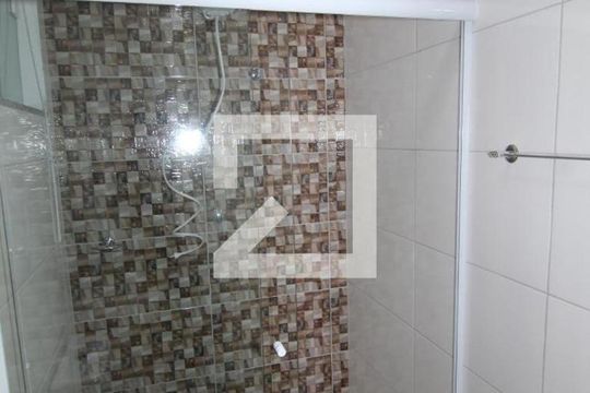 Banheiro de apartamento para alugar com 2 quartos, 55m² em Ramos, Rio de Janeiro
