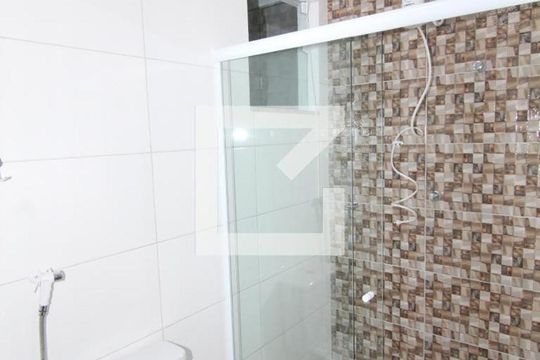 Banheiro de apartamento para alugar com 2 quartos, 55m² em Ramos, Rio de Janeiro