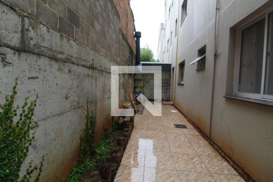 Pátio Lateral de apartamento à venda com 2 quartos, 48m² em Olaria, Canoas