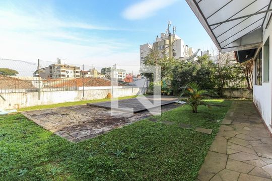 Quintal de casa à venda com 3 quartos, 417m² em Jardim Lindóia, Porto Alegre