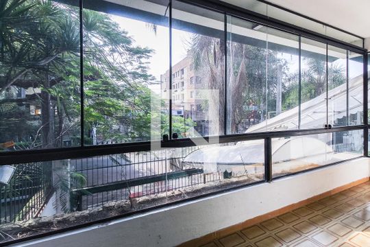 Sacada da sala de casa à venda com 3 quartos, 417m² em Jardim Lindóia, Porto Alegre
