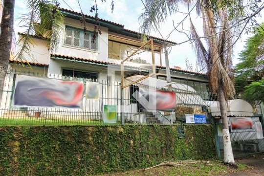 Fachada de casa à venda com 3 quartos, 417m² em Jardim Lindóia, Porto Alegre