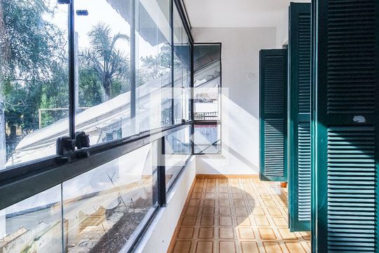 Sacada da sala de casa à venda com 3 quartos, 417m² em Jardim Lindóia, Porto Alegre