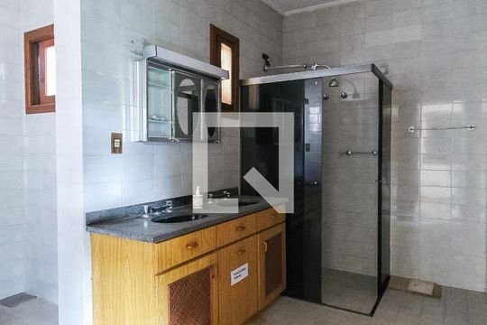 Banheiro da suíte 1 de casa à venda com 3 quartos, 417m² em Jardim Lindóia, Porto Alegre