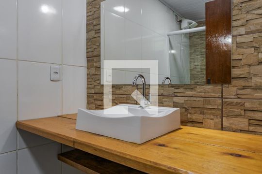 Banheiro de apartamento à venda com 1 quarto, 45m² em Jardim Floresta, Porto Alegre