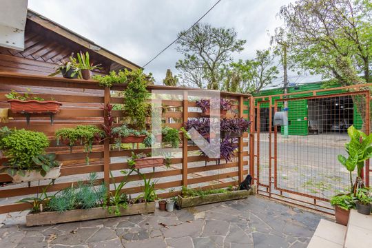 Quintal de apartamento à venda com 1 quarto, 45m² em Jardim Floresta, Porto Alegre
